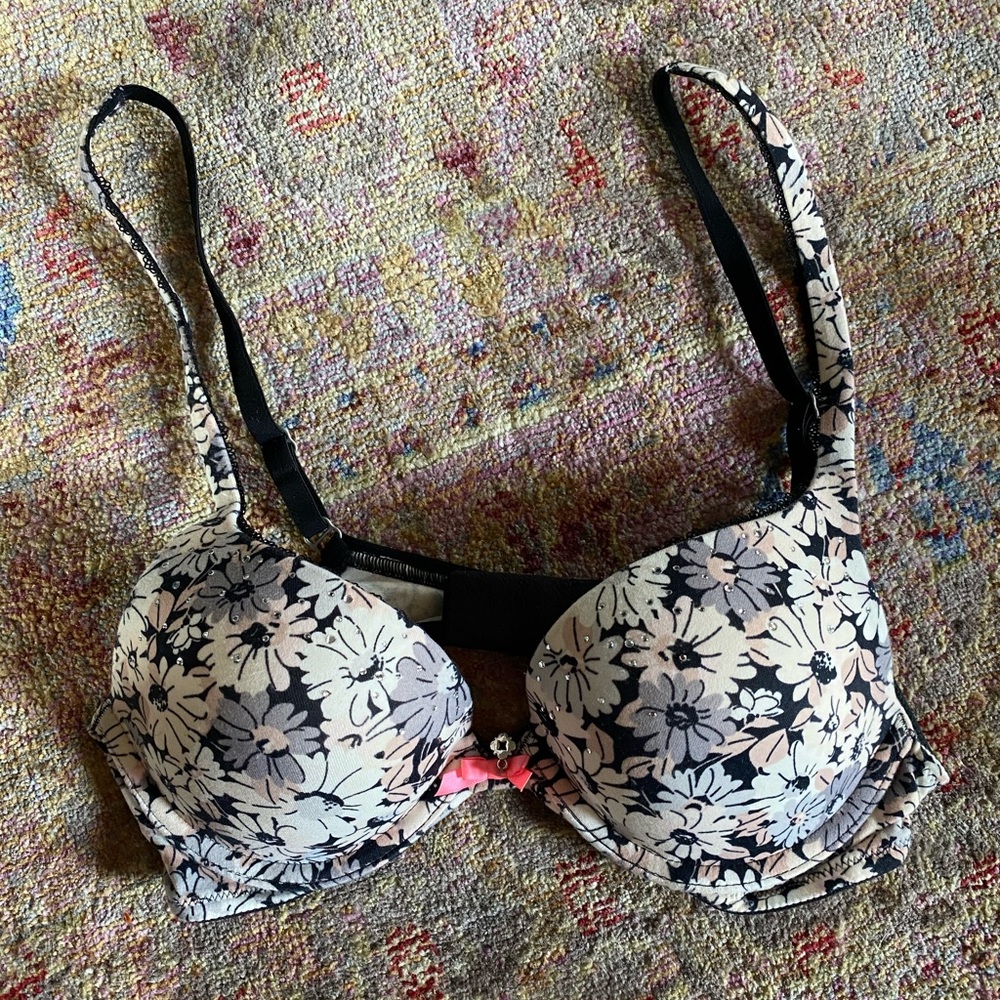 LIKE NEW VICTORIAS SECRET BRA